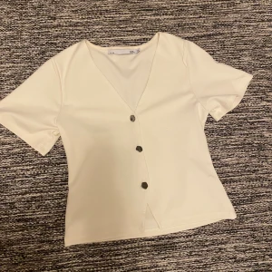 Kofta - Säljer denna söta kofta/topp från Lager157.☺️Helt nyköpt men kommer ej till användning så därav säljer jag den. Strl XS. Den är krämvit med silverknappar, (följer med en extra knapp). 💗