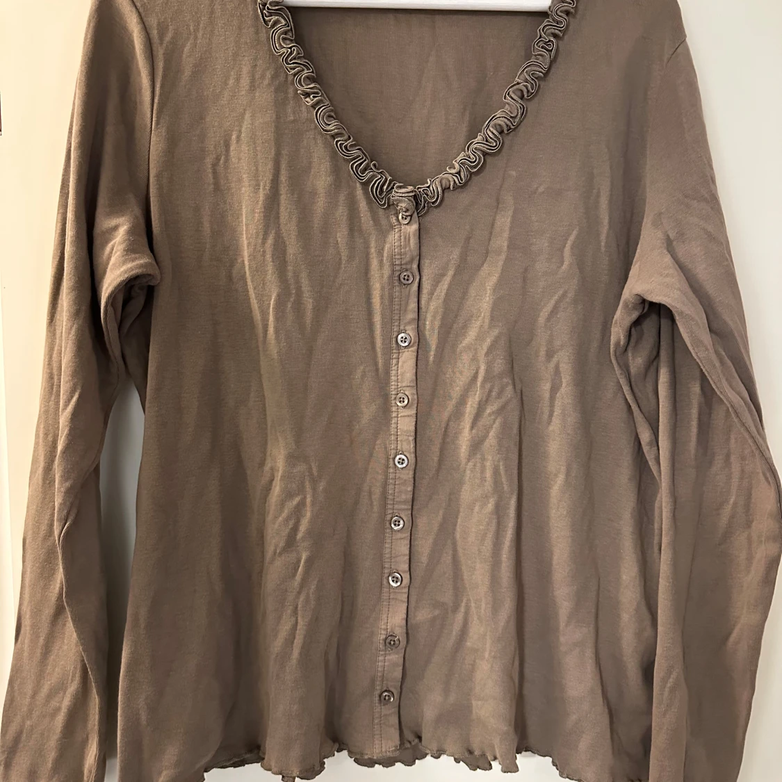 Beige kofta från RoseBud med volang strl: XL