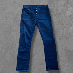 Nudie Jeans Grim Tim, rak passform, Fint skick - Skick: Mycket bra skick inga defekter eller liknande. Mått midja 41 cm och längd 98 cm L31 W32. Material: organisk bomull. Passform: normal. Vid frågor skriv!