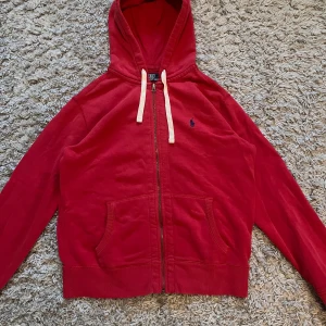 Polo Ralph Lauren zip hoodie - M - Snygg hoodie i bra kvalitet Och bra skick Inga fläckar eller hål och tröjan är mjuk. Storlek M. Fråga gärna om mer info 