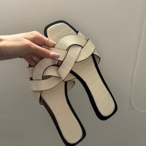 Tofflor  - Säljer ett par jättefina tofflor från hm. Aldrig använda 