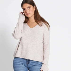 Beige stickad v-ringad tröja - Beige v-ringad stickad tröja från Lager 157 i storlek XS. Använd fåtal gånger därför mycket bra skick!