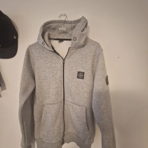 Grå half zip hoodie från Stone Island - Kom med pris!