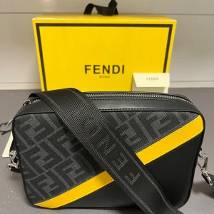 Fendi Väska - Riktigt fet Fendi väska skriv gärna för mer bilder eller frågor!