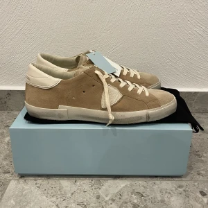 HELT NYA Philippe model  - HELT NYA Philippe model || Storlek 43 || Mitt pris 2699kr || Box & Dustbag medföljer || Tveka inte på att höra av dig vid frågor eller funderingar 