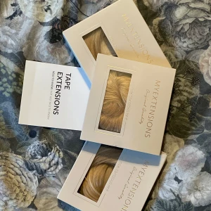 Blonda tejphårförlängningar MyExtensions - Säljer blonda tejp extensions från MyExtensions. 3 förpackningar 50 cm