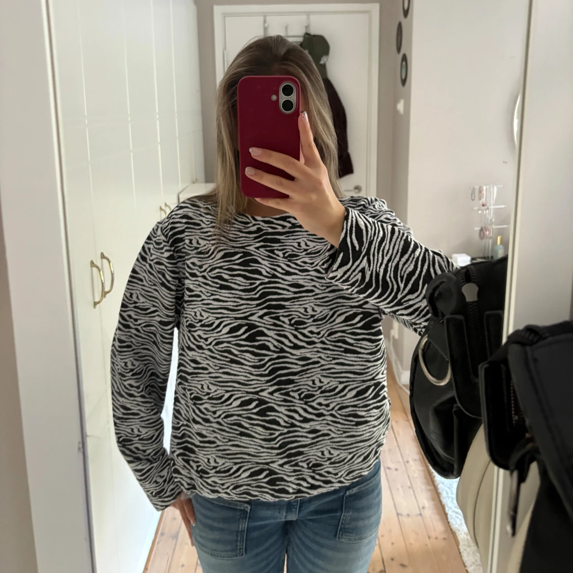 Cool Zebramönstrad svartvit tröja storlek M
