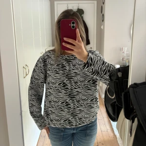 Cool Zebramönstrad svartvit tröja storlek M - Säljer en snygg zebramönstrad tröja i jättebra skick! Tröjan är i storlek 38 vilket motsvarar storlek M.