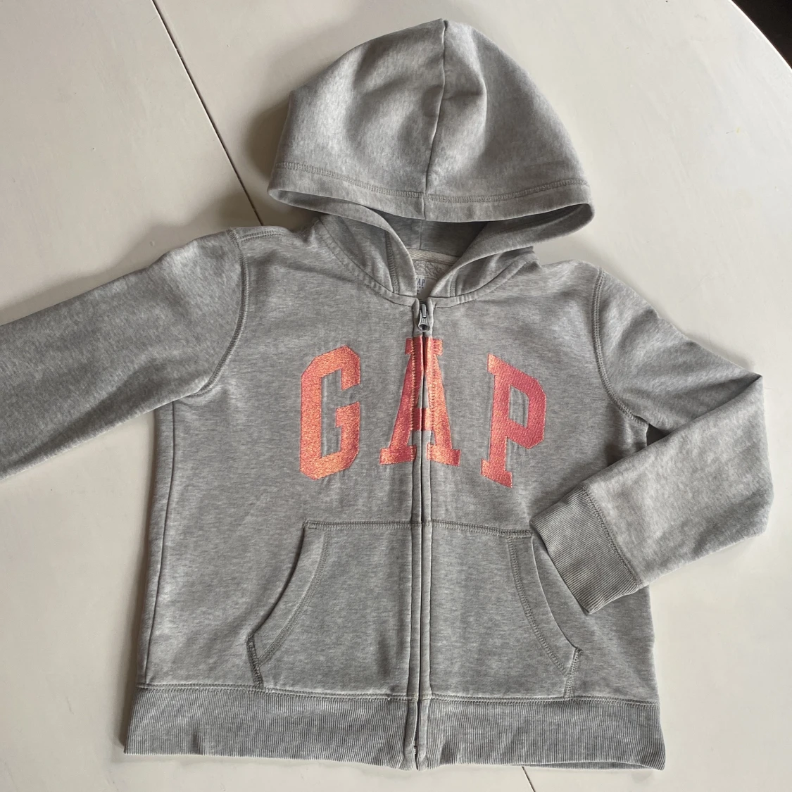Grå hoodie med dragkedja från GAP