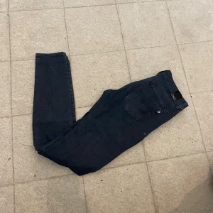 Replay jeans  - Säljer ett par mörkblå replay jeans med klassisk femficksdesign och smal passform. Jeansen har en enkel look utan slitningar och passar perfekt till en avslappnad stil. Materialet är mjukt och stretchigt för extra komfort.