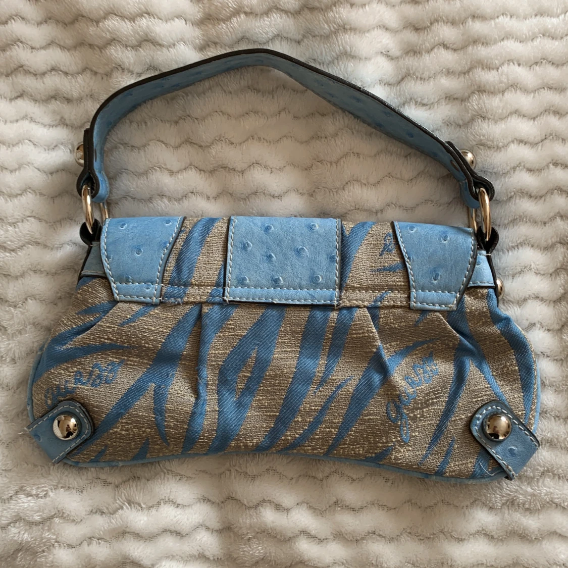 Blå och beige handväska från Guess - 1