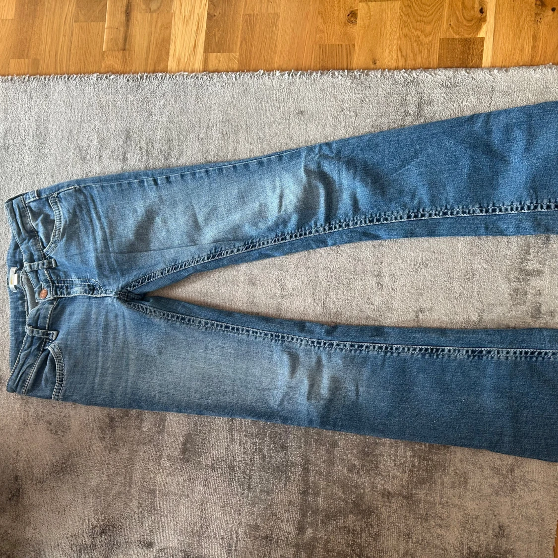 Blå jeans med kontrastsömmar