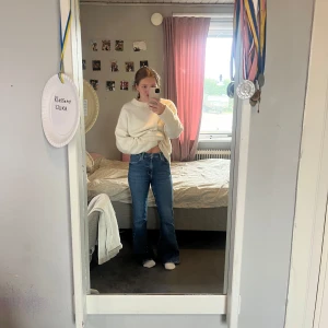 Lee Breese blå bootcut jeans W28 L31 - Säljer ett par Lee Breese jeans i klassisk blå tvätt med bootcut och hög midja. Jeansen har fem fickor, snygga sömmar och Lee-lapp bak i midjan. Materialet är mjukt denim i bomull med lite stretch för skön passform. Byxorna är i gott skick, lite slitna nedtill men inget som syns🥰