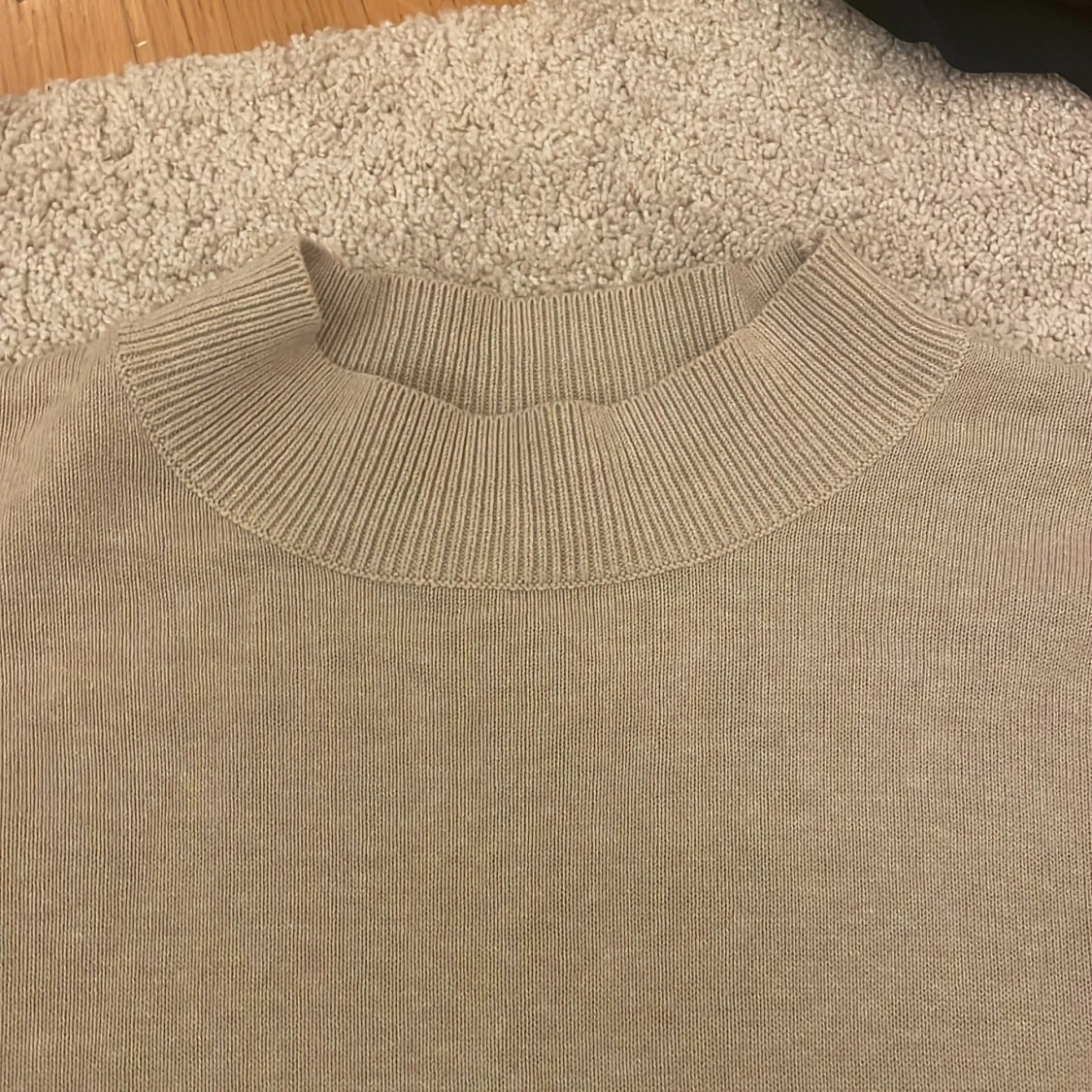 Beige stickad tröja med volangdetalj - 3