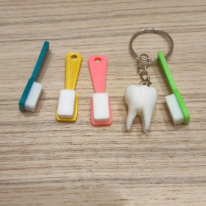 Tandborsts nyckelring  - Flera olika färger , små roliga nyckelringar 