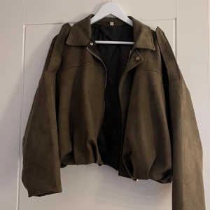 Olivgrön mockajacka med dragkedja - Säljer en oversized olivgrön mockajacka i storlek s