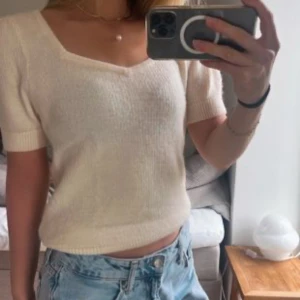 Stickad creme vit beige stickad tshirt - Från and other stories. Lite noppig men ändå bra skick! Första bilden är lånad men exakt samma topp! 