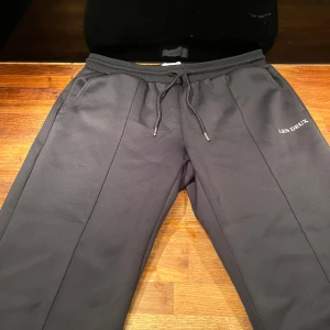 Les Deux byxor - Tjena, säljer ett par schyssta les deux byxor i storleken M. Jag har använt byxorna ett fåtal gånger och dem är fof i toppen skick.