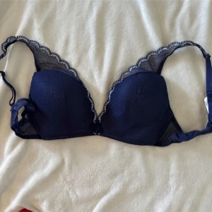 Marinblå intimissimi liknande spets bh - Fin marinblå spets bh, nästan oanvänd. Storlek 75b men passar även också som 75a