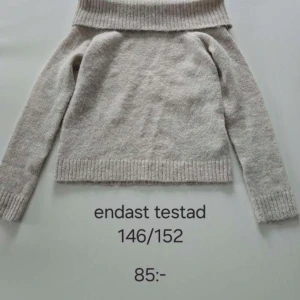 Beige offshoulder stickad tröja - Superfin beige stickad tröja med bred ribbad offshoulder-krage. Mjuk och skön, perfekt för kyliga dagar. Långärmad modell med ribbade muddar och avslut. Enkel att styla till jeans eller kjol.