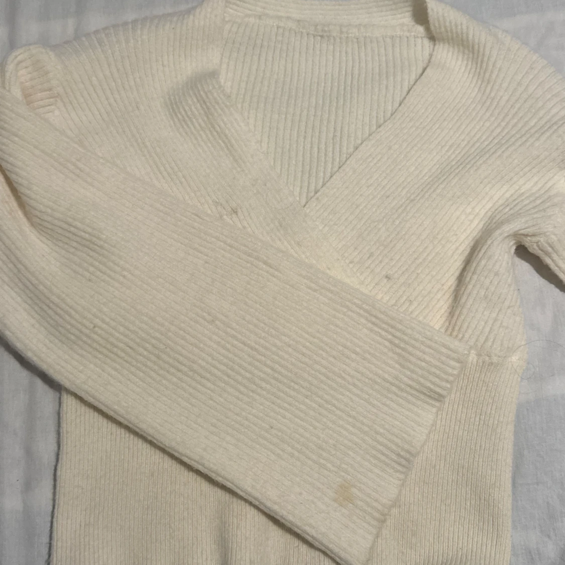 Ribbad vit omlott-tröja