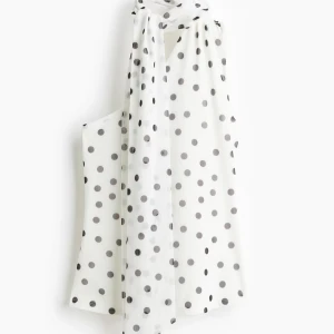 Superfin topp med scarf 💟 - Snygg topp med Scarf,  superskönt mjukt material. Helt ny, endast testad 🩶Helt slutsåld på hemsidan 💕