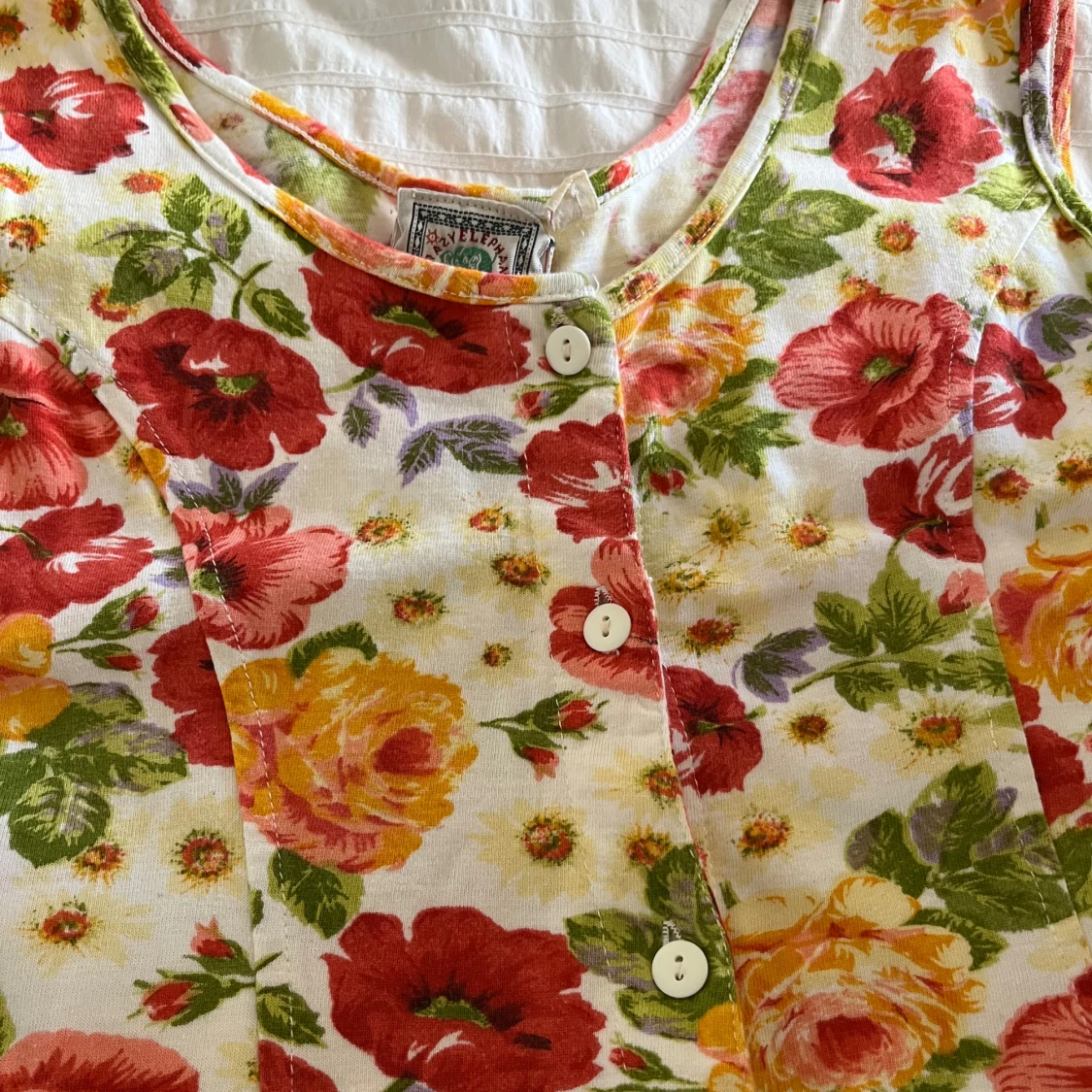 Blommig ärmlös linnetopp med knappar - 2