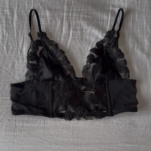 Victoria’s Secret bralette  - OTROLIGT fin bralette ifrån Victorias secret! Svart med blomstermönster, ingen vaddering. Storlek XS. Blev tyvärr för liten för mig, så i VÄLDIGT bra skick, som ny! 🖤 nypris över 700kr 