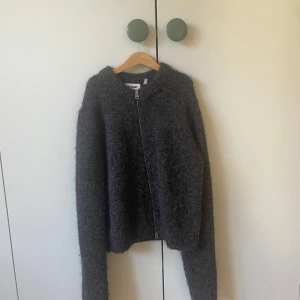 Stickad Cardigan med zip - Stickad cardigan med zip från Weekday! Nypris 600 kr, använd två gånger!🧚‍♀️