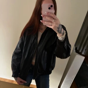 Skinnjacka  - Skinnjacka från motelrocks (ej äkta skinn). Jackan är i jättefint skick och har inga defekter