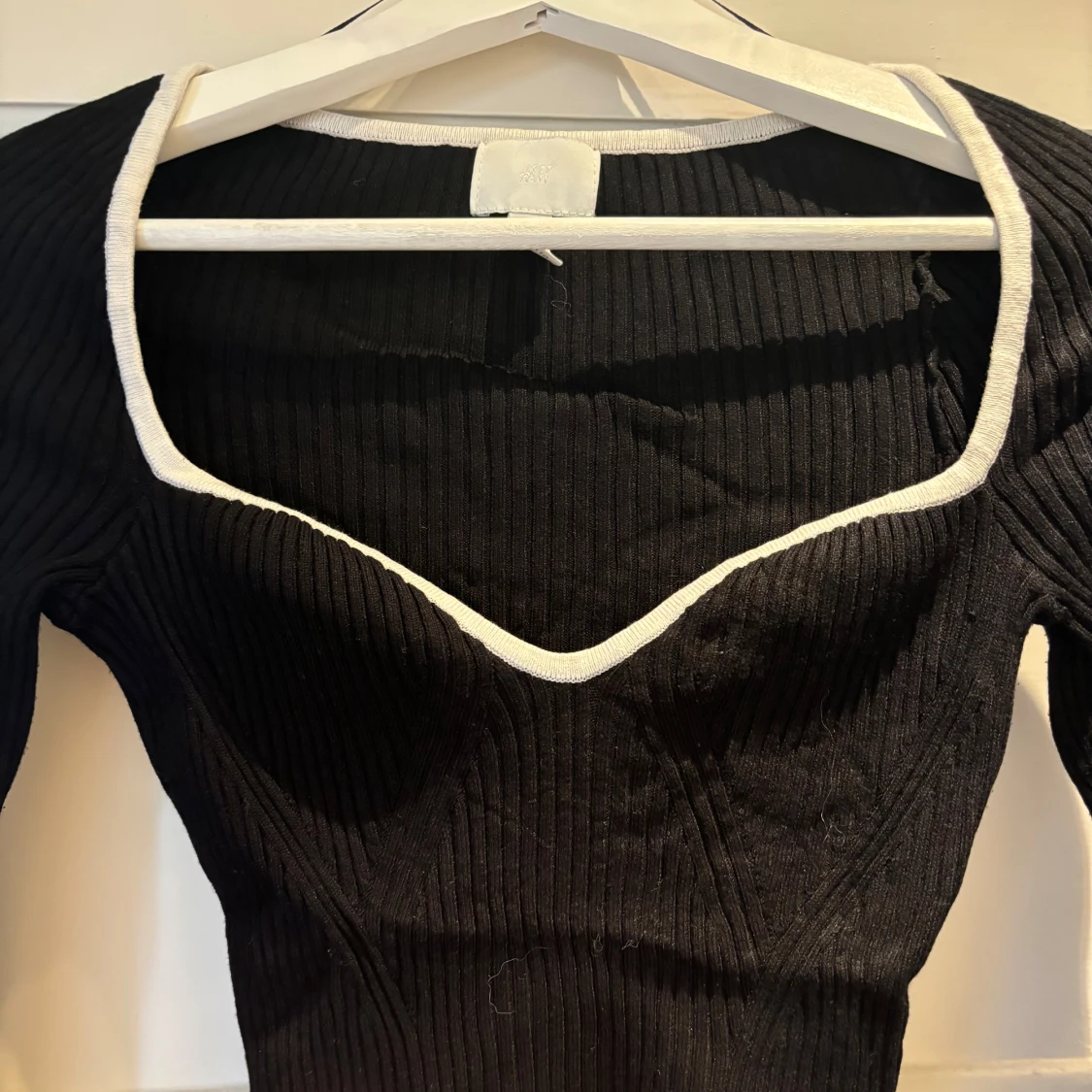 Svart ribbad topp med vit kant H&M - 1