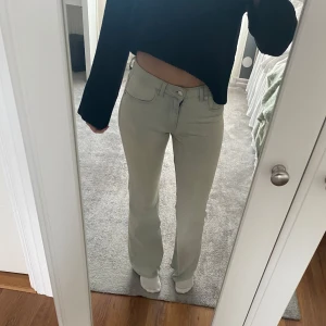 Ljusa bootcut jeans - Snygga ljusa jeans med bootcut passform och medel/låg midja !💗skriv gärna innan köp! 