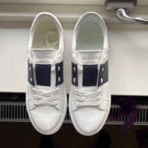Valentino opens vit sko  - Tja! Säljer ett par tvärfeta valentino opens. Dem är helt nya och har aldrig använts. Hör av dig vid Minsta fundering! (Priset ej ristat i sten) 