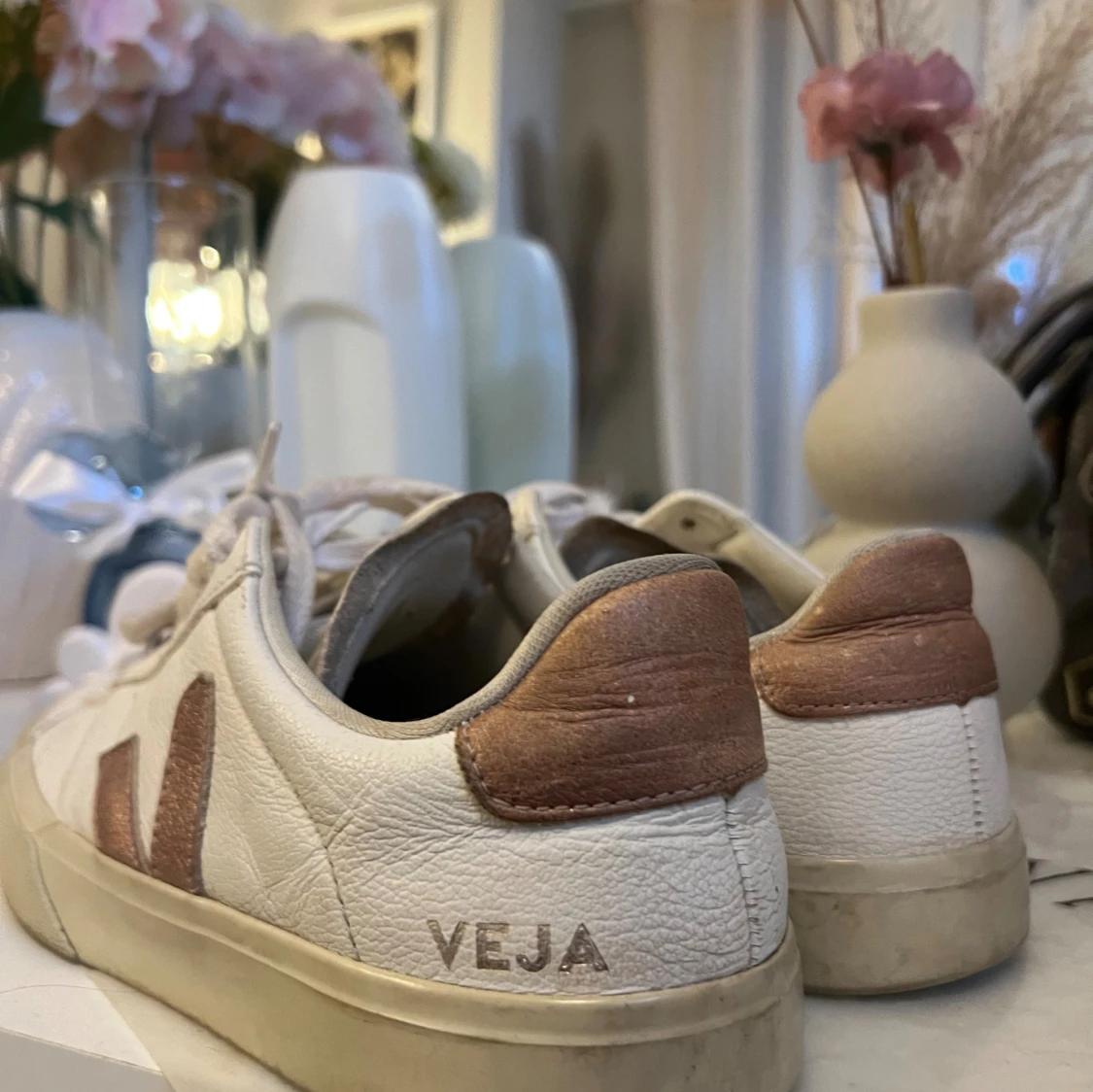 Vita Veja sneakers med rosa detaljer - 3