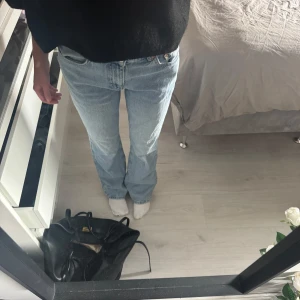 Jeans från Ginatricot  - Perfect jeans i ljusblå tvätt från Ginatricot i storlek 38💞. De har en rak passform med lätt bootcut. 