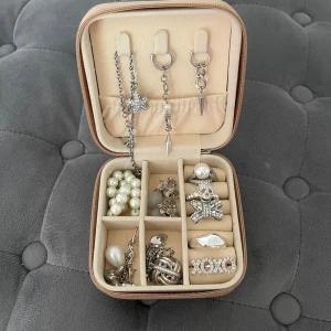 smyckesskrin - perfekt smyckesskrin när man ska ut o resa💓💓💓(smyckena ingår ej!!)