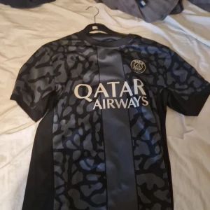 psg t shirt tränings material - Storlek L ny priss 1200 köpt från nike hemsidam