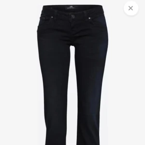 Ltb jeansen  - Säljer dessa ltb jeans i färgen nattblå då dem va lite långa på mig som är 165, (Lånade bilder från förra ägaren ). Jeansen är i nyskick💞💞(har sytt dom lite mer lågmidiade)