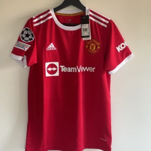 Manchester United - 21/22 Cr7 - HELT NY - Man Utd champions league tröja från 21/22, Cr7 på ryggen, nyskick, endast testad, lappar kvar. SÅLD PÅ TRADERA.