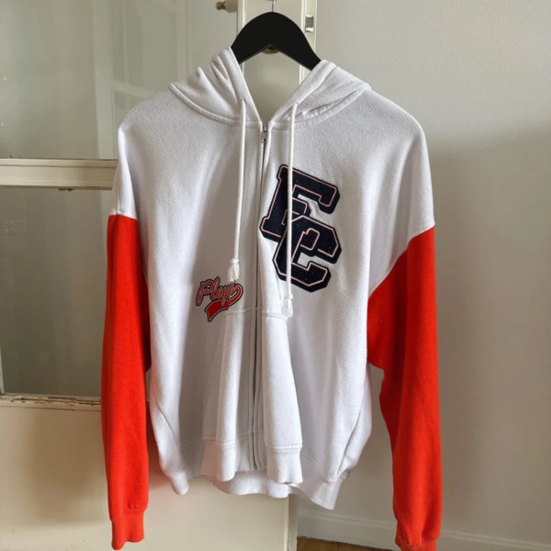 Vit och orange hoodie från H&M