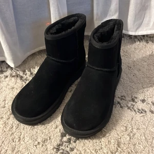 Svarta boots i mocka - Mysiga svarta boots i mocka med fluffigt foder och platt sula. Oanvända, endast prövade. Skorna har rund tå och är perfekta för kalla dagar. Jag köpte de för 700kr men säljer för 400kr. Klassisk design med enkel siluett och grov yttersula för bra grepp 🖤