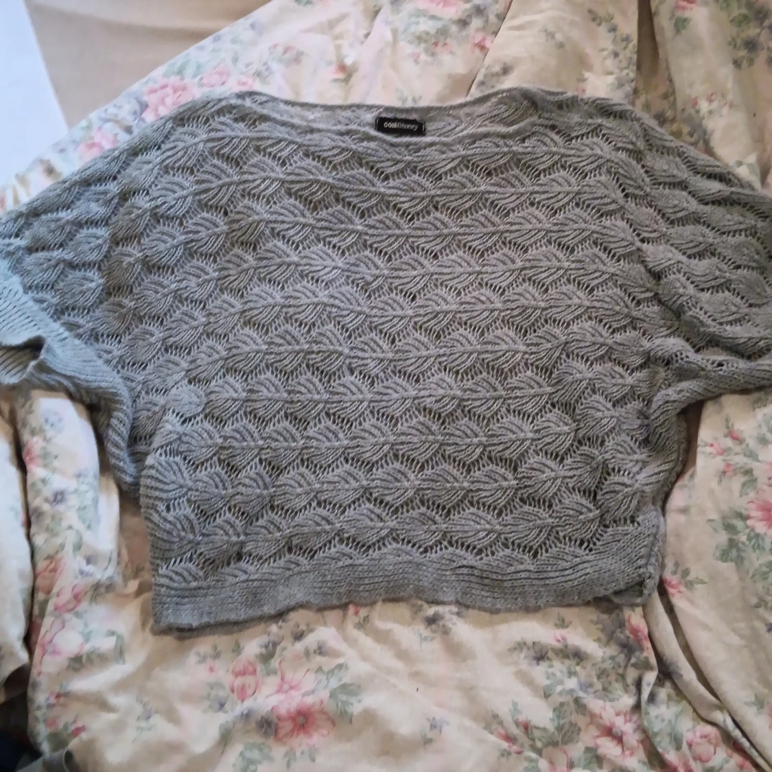 Grå stickad topp från Coal & Honey - 1