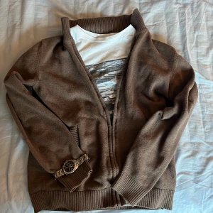 Brun kofta från Dressmann - Säljer en brun kofta från Dressmann i storlek L men sitter mer som M. Koftan är stickad med ribbade muddar och krage, har dragkedja framtill och två fickor. Perfekt nu till hösten för en liten varmare och skönare tröja! Skriv vid funderingar