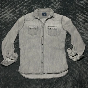 Grå jeansskjorta med Knappar - Tja! Säljer nu denna galet feta Jeansskjortan i toppskick (9,5/10)! Size M,fits=S/Slim fit M! As fet grå tvätt, skönt material och sjuk passform! Hör av dig vid minsta fråga eller fundering!🌟