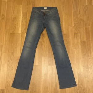 Blå bootcut jeans från Lee Joliet W24 L31 - Snygga blå jeans från Lee, modell Joliet, med bootcut passform. Jeansen har en lätt tvättad look och Lee-logga på bakfickan. Sköna och stretchiga! Jeansen har aldrig använts💞