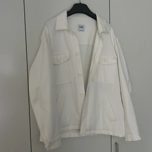 Vit overshirt från Zara, storlek L - Overshirt från Zara, bra till höst/vinter. Endast använd ett fåtal gånger då den ej passade som förväntat. Inga tecken på användning. Nypris 500kr