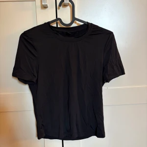 Svart basic t-shirt i mjukt material - En stilren svart t-shirt med rund hals och korta ärmar. T-shirten är enkel och har en clean look utan mönster eller detaljer. Materialet är mjukt och så skön.