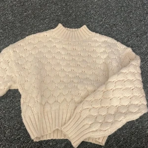 Beige stickad tröja - Fin stickad tröjor säljer då den inte kommer till användning💕