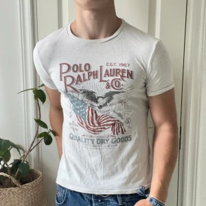 Polo Ralph Lauren t shirt monster S - Polo Ralph Lauren t shirt monster S, modellen är 180,75 kg. Inga defekter! Kom med frågor! 😊