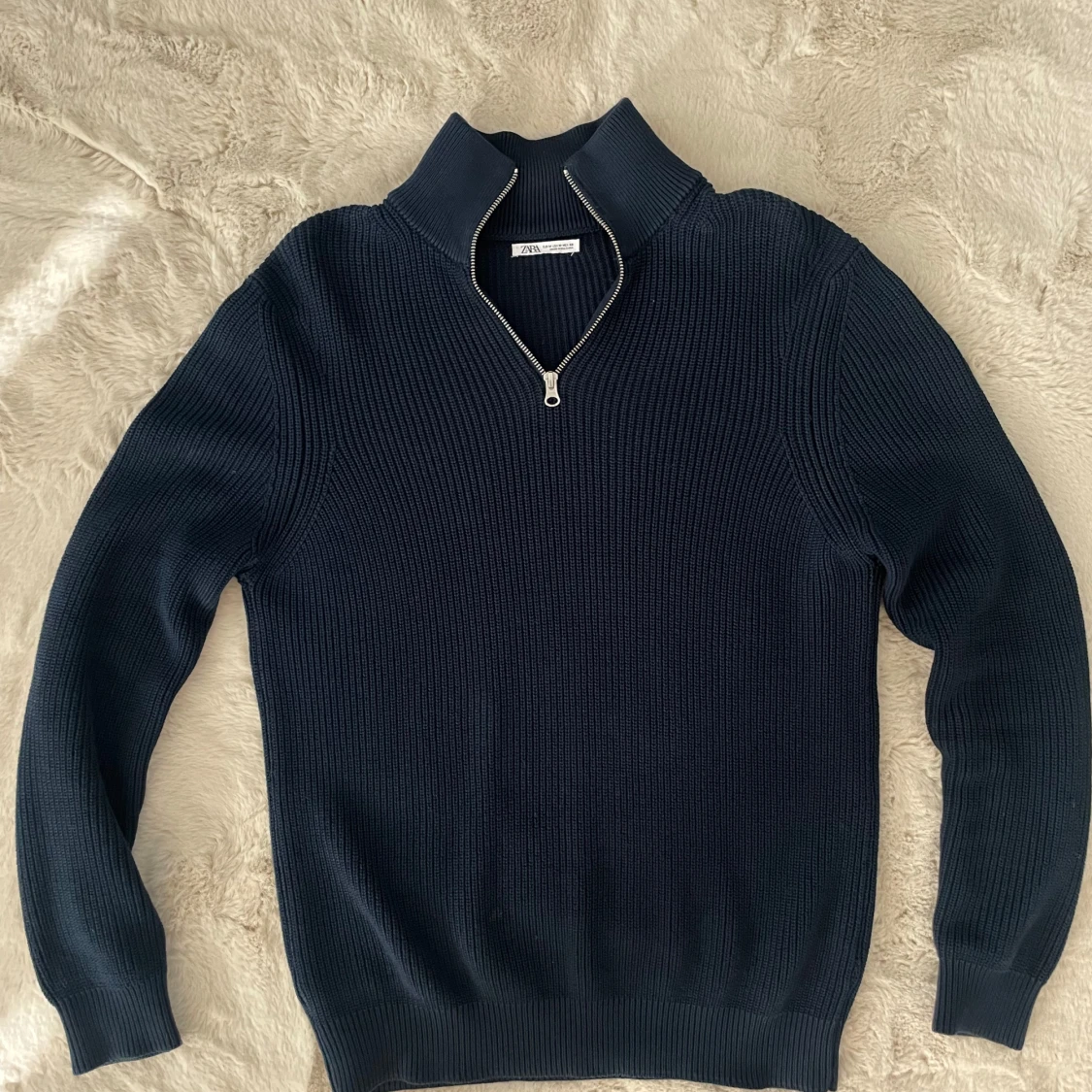 Mörkblå stickad half zip-tröja från Zara